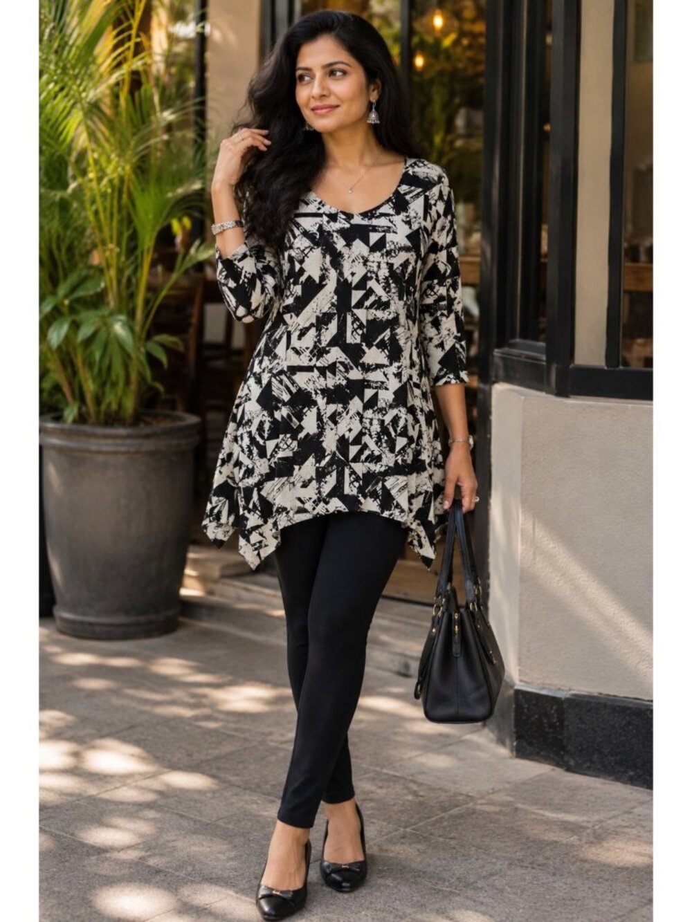 Cupio Women’s Large Black White Abstract Tunic Top Asymmetrical Hem Stretch